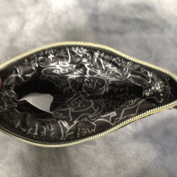 💐Betsey Johnson Quilted Hearts Leopard Print Wristlet Cream/Black/Brown - Picture 3 of 4